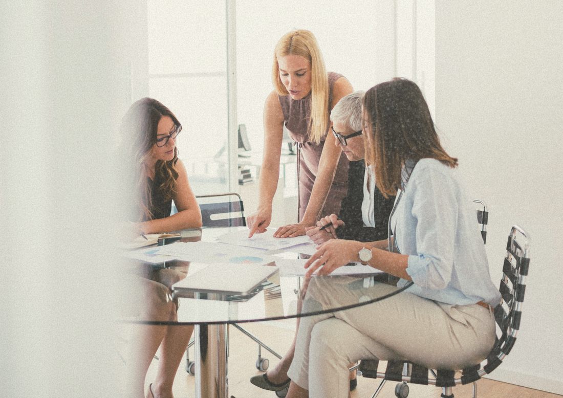 Cuando el cuerpo habla en la oficina: hormonas, cerebro y rendimiento laboral femenino