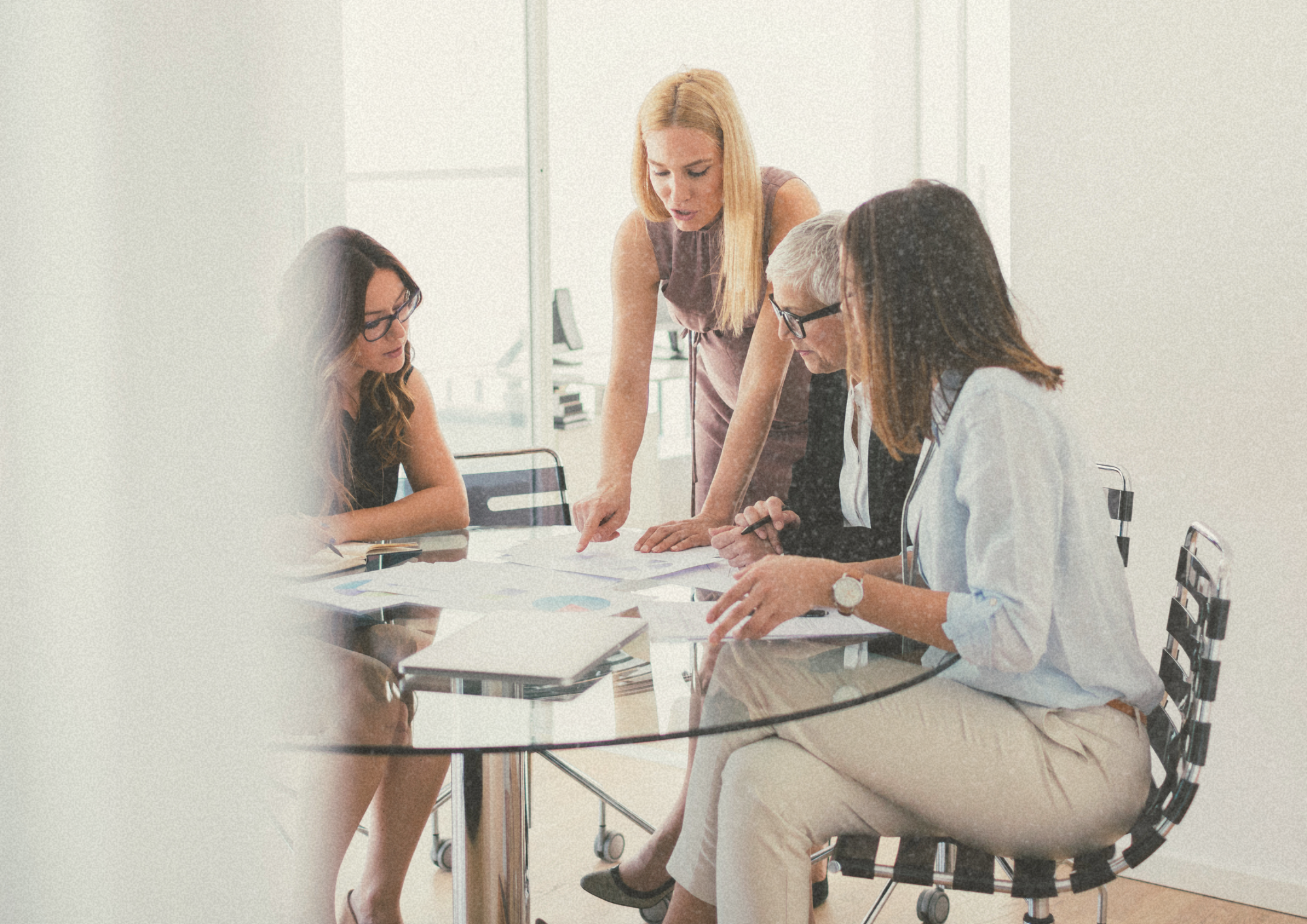 Cuando el cuerpo habla en la oficina: hormonas, cerebro y rendimiento laboral femenino